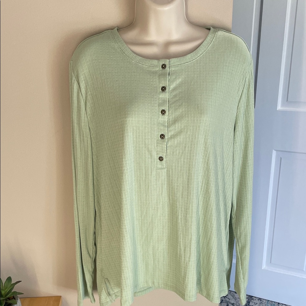 G.H. Bass & Co. green textured Henley top